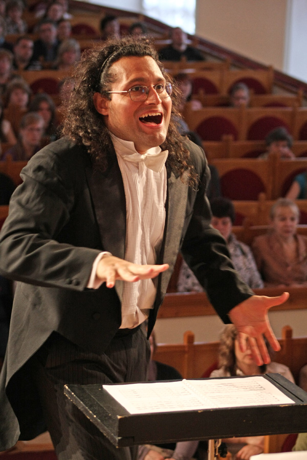 Диригент Раміро Аріста. Фото з сайту philharmonia.lviv.ua
